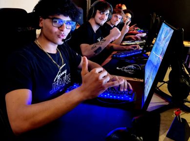 Image montrant la compétition Esport inter-campus organisée par SKALE Strasbourg, où les étudiants développent leurs compétences professionnelles à travers le gaming.