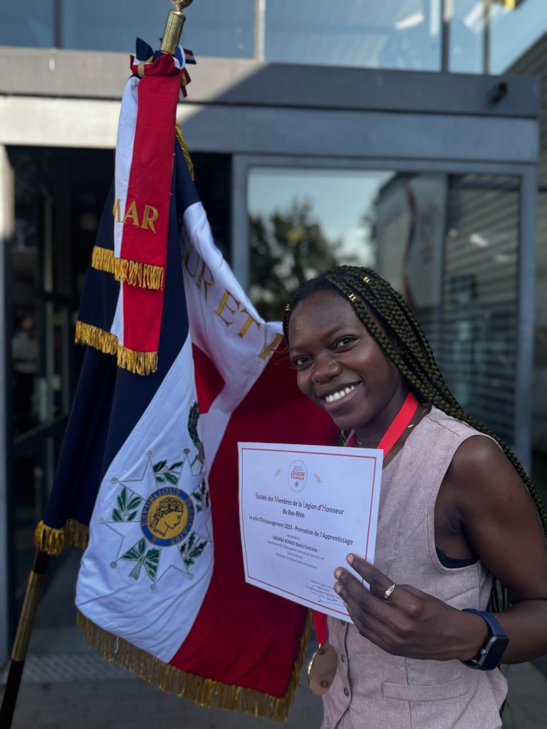 Maria récompensée lors de la remise des prix des Apprentis