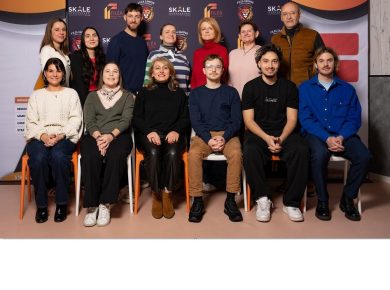 Équipe FILEA et étudiants posant pour la photo de classe Back to School sur le campus de Strasbourg.