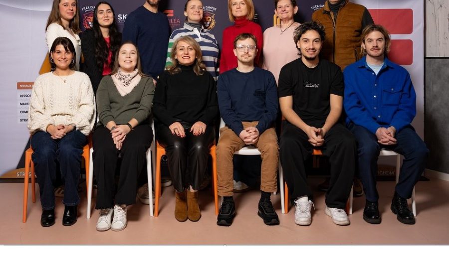 Équipe FILEA et étudiants posant pour la photo de classe Back to School sur le campus de Strasbourg.