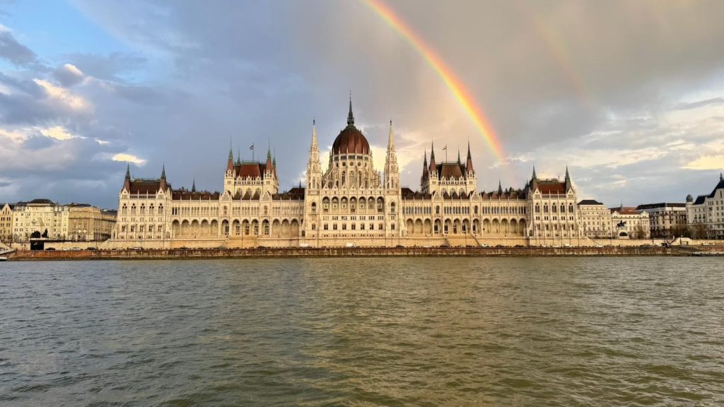 Vue du Parlement de Budapest avec un arc-en-ciel pendant le voyage étudiant FILEA