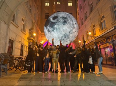 Étudiants FILEA lors du voyage de promotion à Budapest devant une installation lumineuse