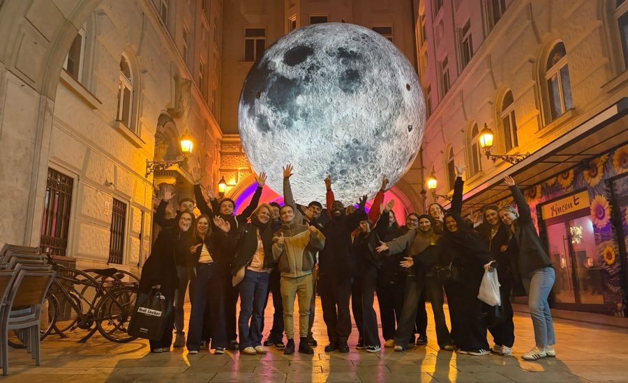 Étudiants FILEA lors du voyage de promotion à Budapest devant une installation lumineuse