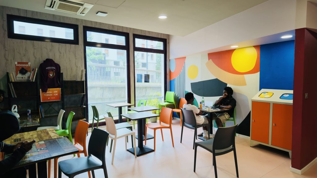 Espace détente et accueil du campus FILEA Strasbourg avec tables, micro-ondes, machine à café et distributeurs de boissons